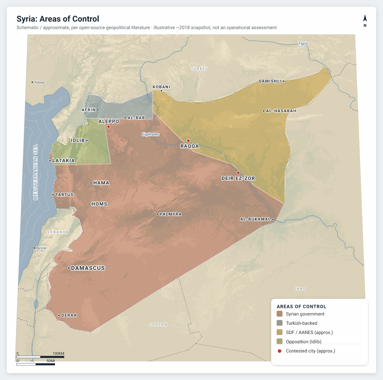 Carte des zones de contrôle en Syrie en quatre classes : le gouvernement en rose sur l'ouest et le centre, les FDS kurdes en jaune au nord-est de l'Euphrate, les forces soutenues par la Turquie en bleu le long de la bande frontière nord, et la poche d'opposition d'Idlib en vert. Schématique, instantané illustratif vers 2018.